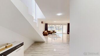 REZERVOVANÝ  Exkluzívny 4-izbový rodinný dom pri jazere v ob - 10