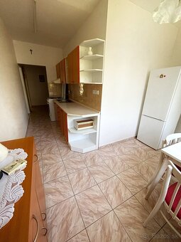 Na predaj priestranný 2-izbový byt, SEVER – 65 m2, balkón - 10