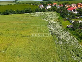 Veľký rovinatý pozemok v Uníne – 4877 m2 priestoru pre... - 10