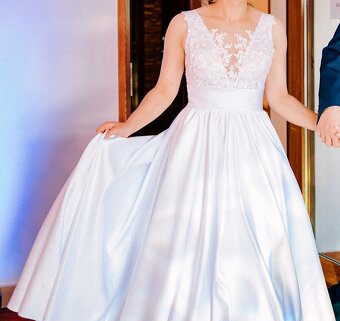 Saténové svadobné šaty zo salónu - 10