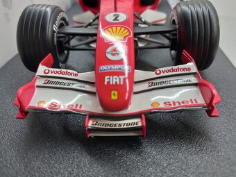 F1 FERRARI F2005 2005 RUBENS BARRICHELLO HOTWHEELS 1:18 - 10