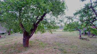 Rovinatý a slnečný pozemok v pokojnej obci Kašov - 10
