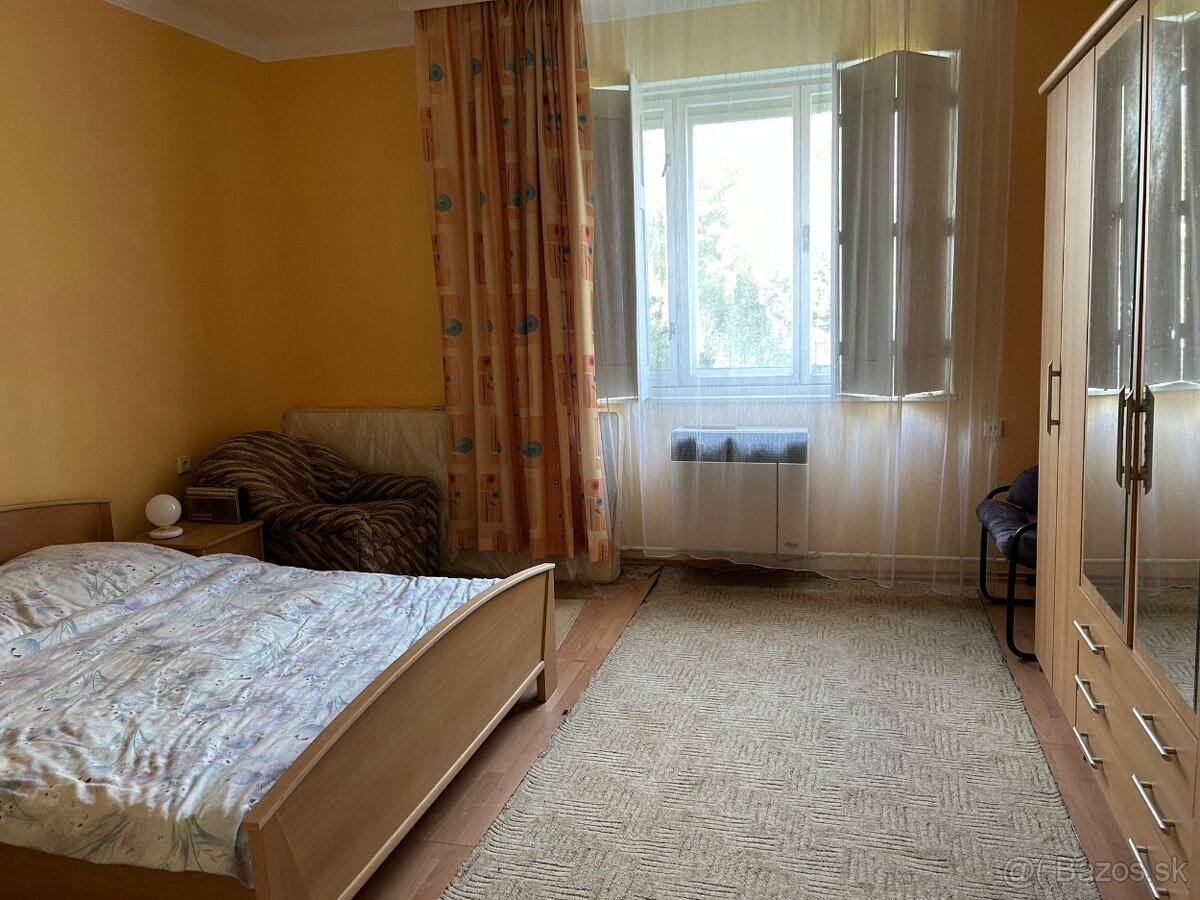 NA PREDAJ: Slnečný rodinný dom s veľkou záhradou v pokojnej - 11