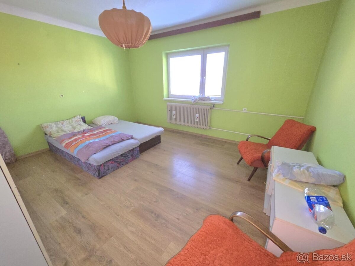 PREDAJ poschodový dom v obci Pastovce s pekným pozemkom - 11