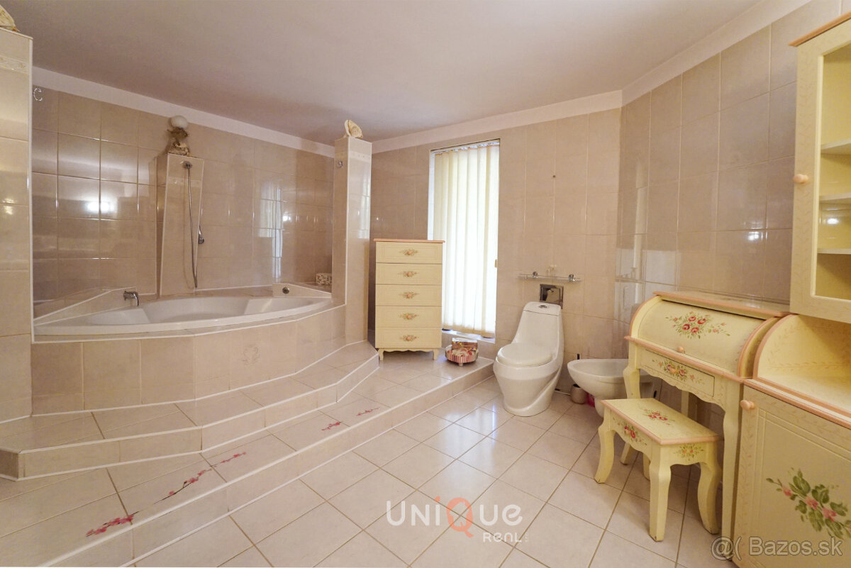 Na predaj kompletne zariadený rodinný dom s bazénom - 11
