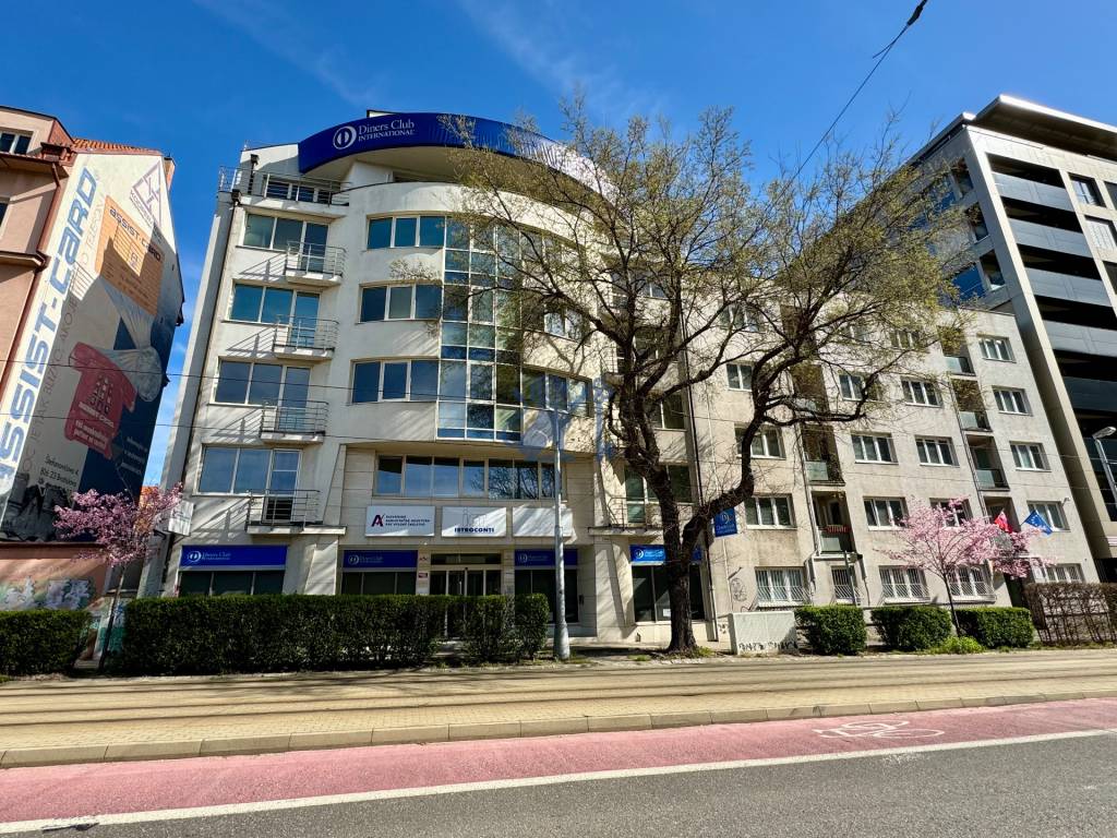 Obchodno- kancelársky priestor s výkladom na Nám. slobody - 11