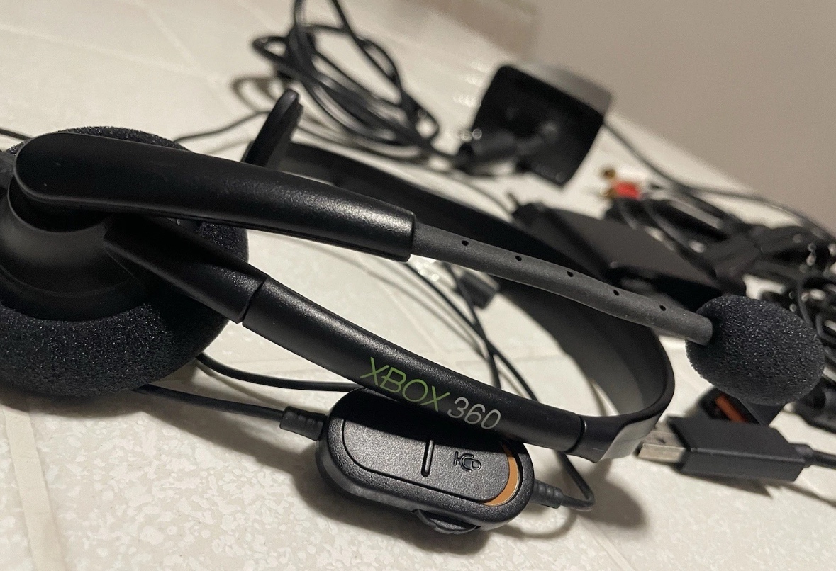 Xbox 360 Slim 320GB Gear Of War Bundle - 11