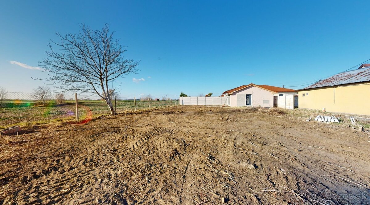 Stavebný pozemok so stavebným povolením s 2 - izbovým rodinn - 11