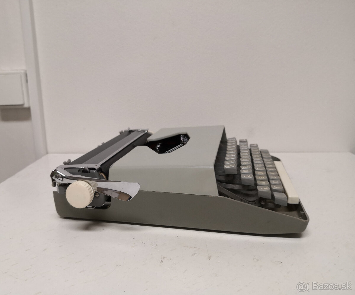 Písací stroj s koženým kufríkom - 11