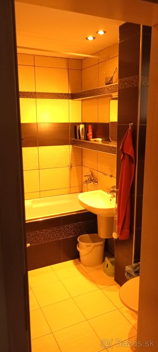 Kompletne zariadený 3-i byt v RD na dobrej adrese v Hlohovci - 11