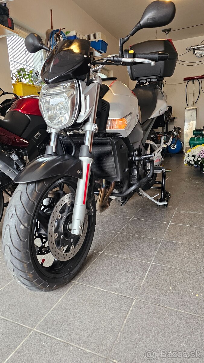 Suzuki GSR 600 - 11