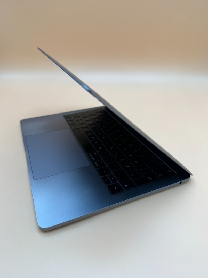 MacBook Pro 13 2017 i5 / 8GB RAM / 256GB SSD - 11
