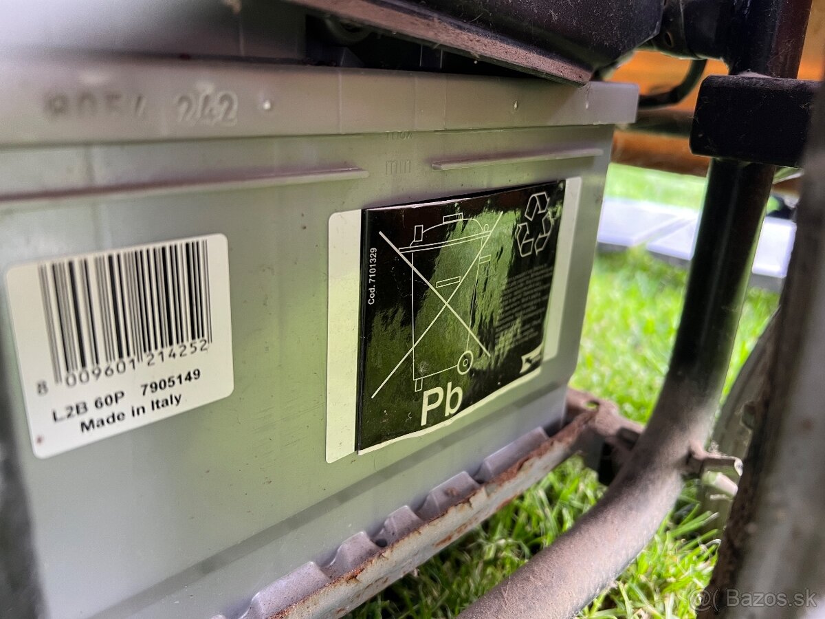 Starší elektrický invalidný vozík - 11