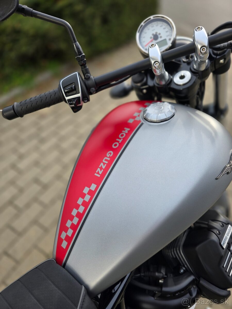 Moto Guzzi V9 Bobber - 11