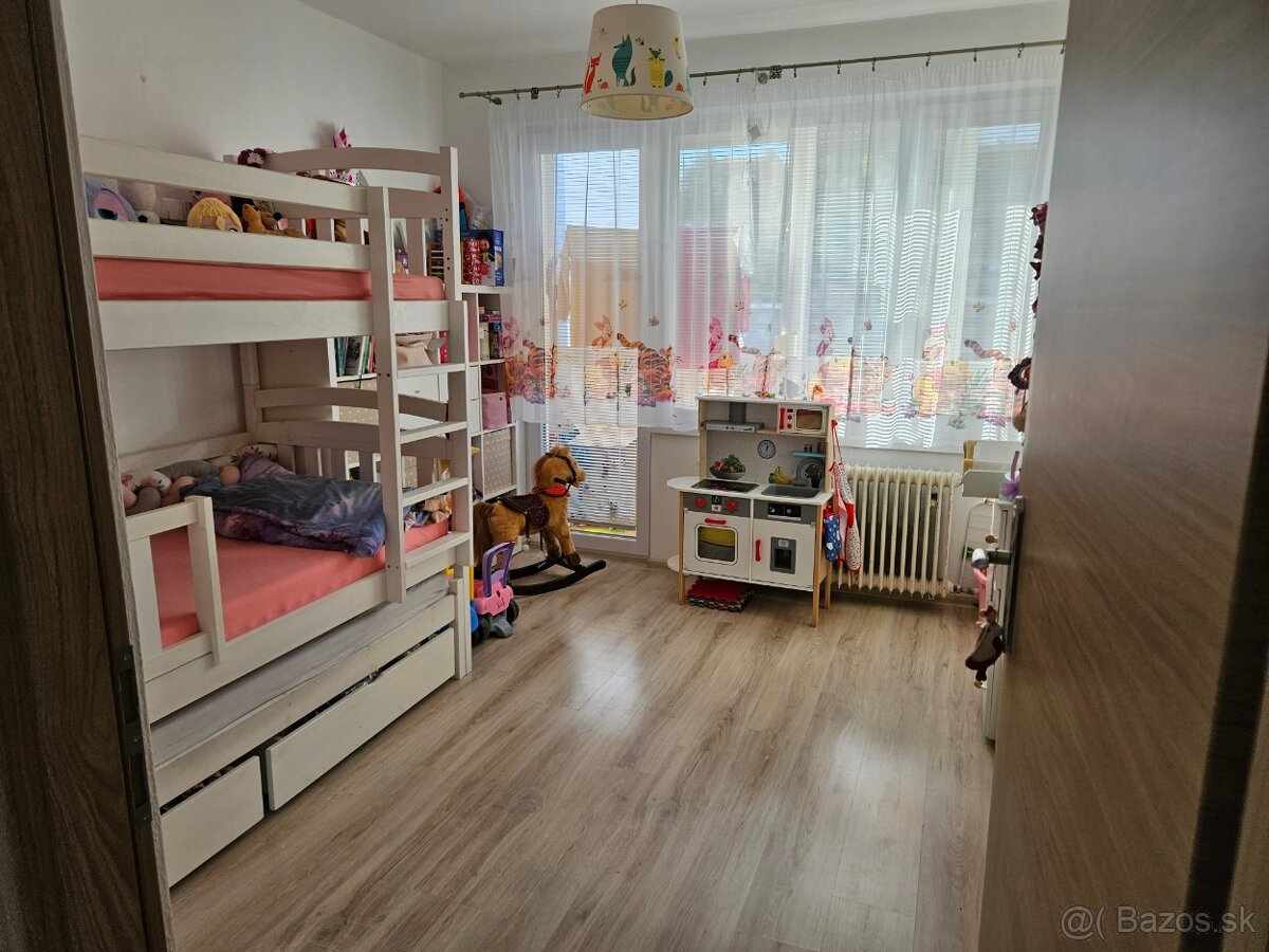 Predám slnečný priestranný 3-izbový byt v Novej Bani (74 m²) - 11