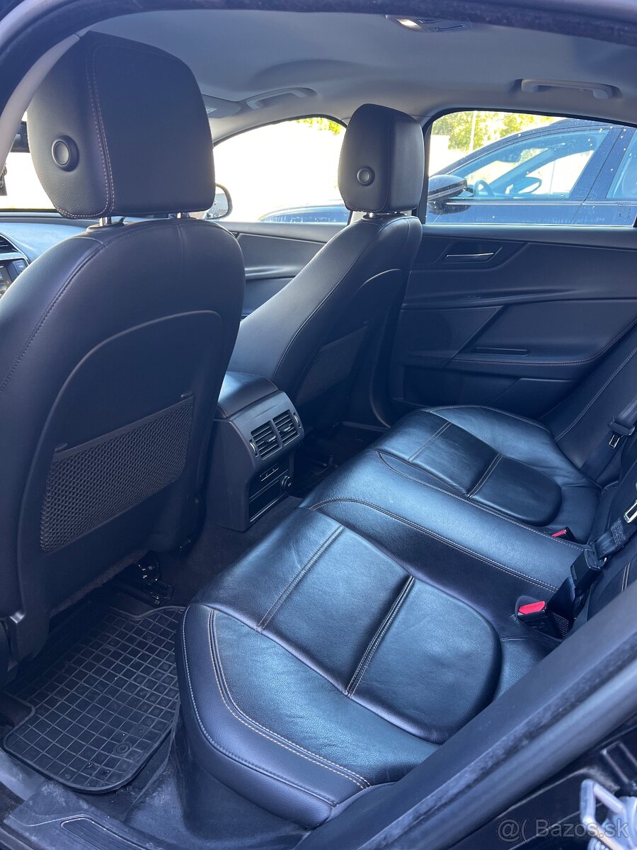 Jaguar XE 2.0D Prestige - 11