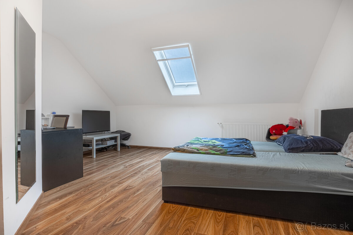 Na predaj 5 izbový poschodový rodinný dom s 2 garážou v Duna - 11