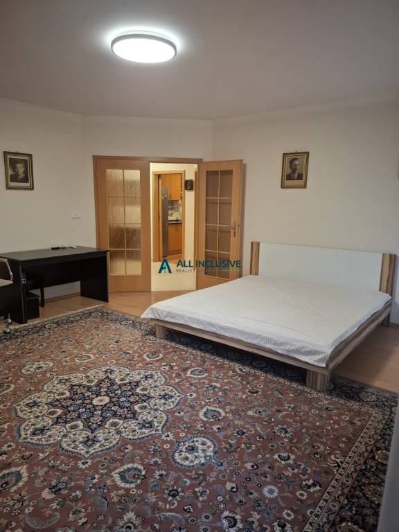 Priestranný byt v centre Bratislavy so záhradou - 11