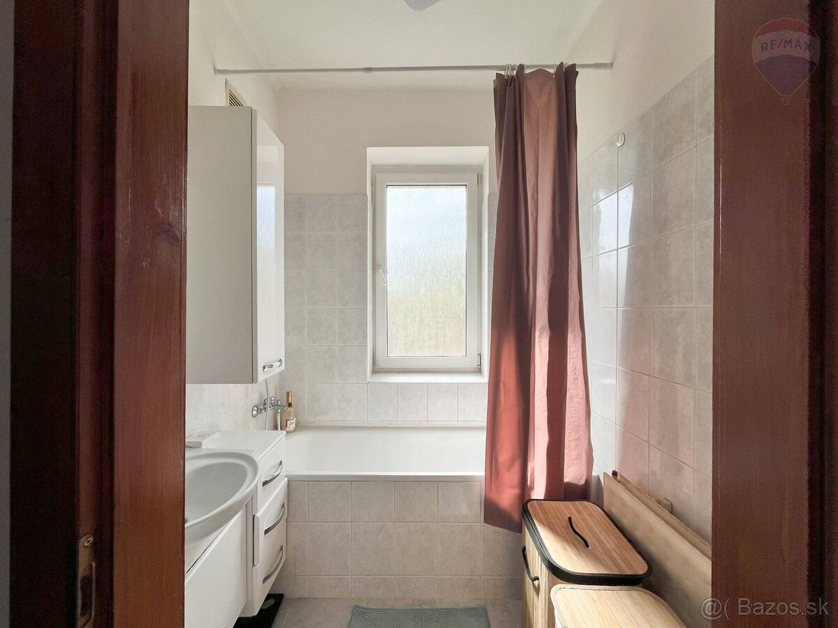 PREDANÉ Predaj: 3-izbový byt s krbom priamo v centre L - 11