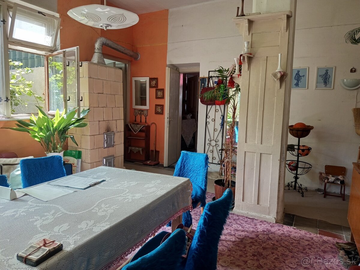 NA predaj rodinný dom v úplnom centre mesta LEvice - 11