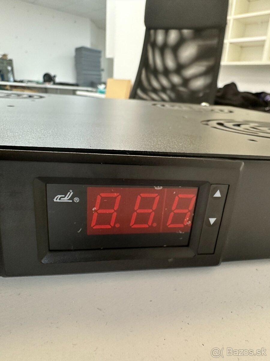 Serverová skriňa s príslušenstvom - plne funkčné - 11