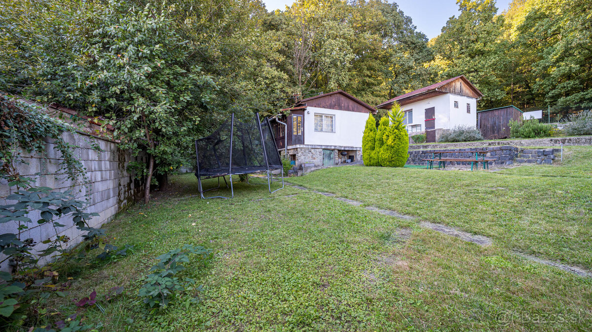 2 pozemky pri lese a krásnym výhľadom v lukratívnej časti Br - 11