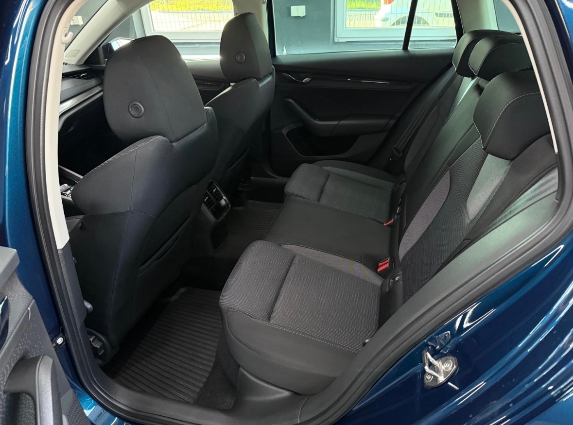 ✔️ Škoda Octavia Combi 2.0 TDI Ambition DSG: - 11