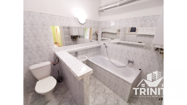 Na predaj priestranný 4-izbový byt v meste Nové Zámky - 11