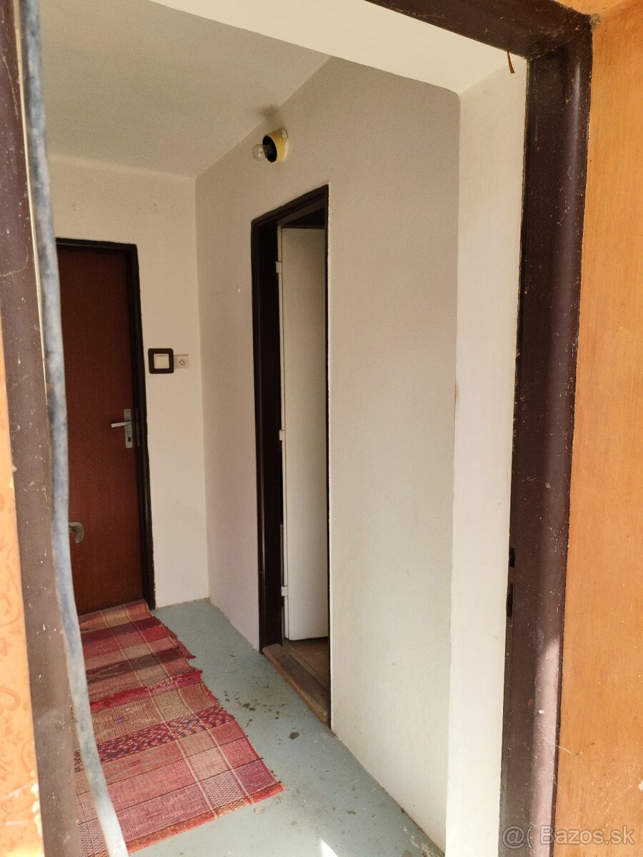 Rodinný dom HLOHOVEC - tichá lokalita, rovinatý pozemok - 11