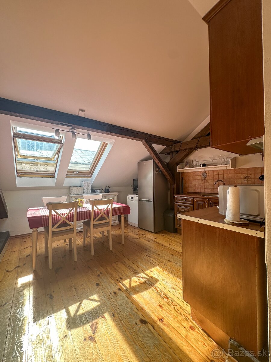 Štýlový podkrovný byt v historickom centre s terasou - 11