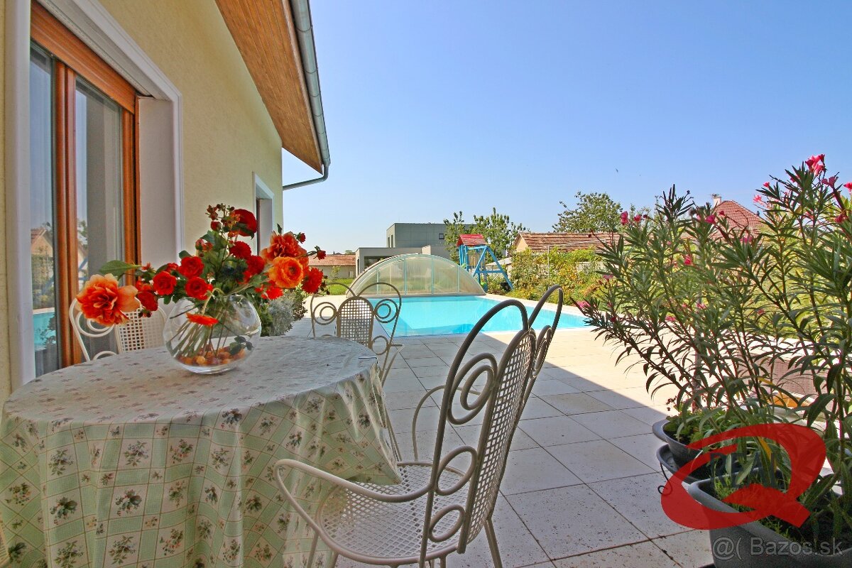 RODINNÝ DOM V SÚKROMNEJ ULIČKE S BAZÉNOM A LETNÝM DOMČEKOM - 11