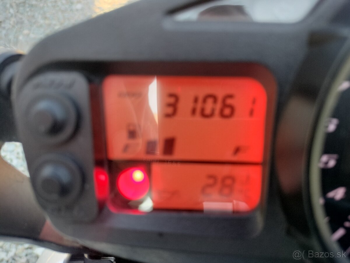 SUZUKI 600 GSR - 11