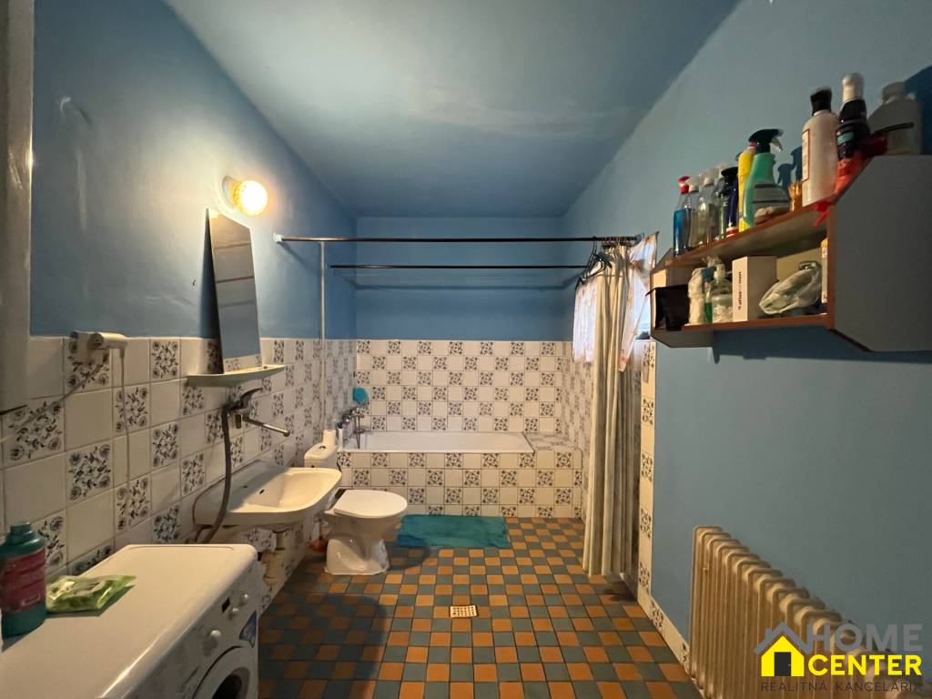 NA PREDAJ starší rodinný dom v tichej oblasti Komárna - 11