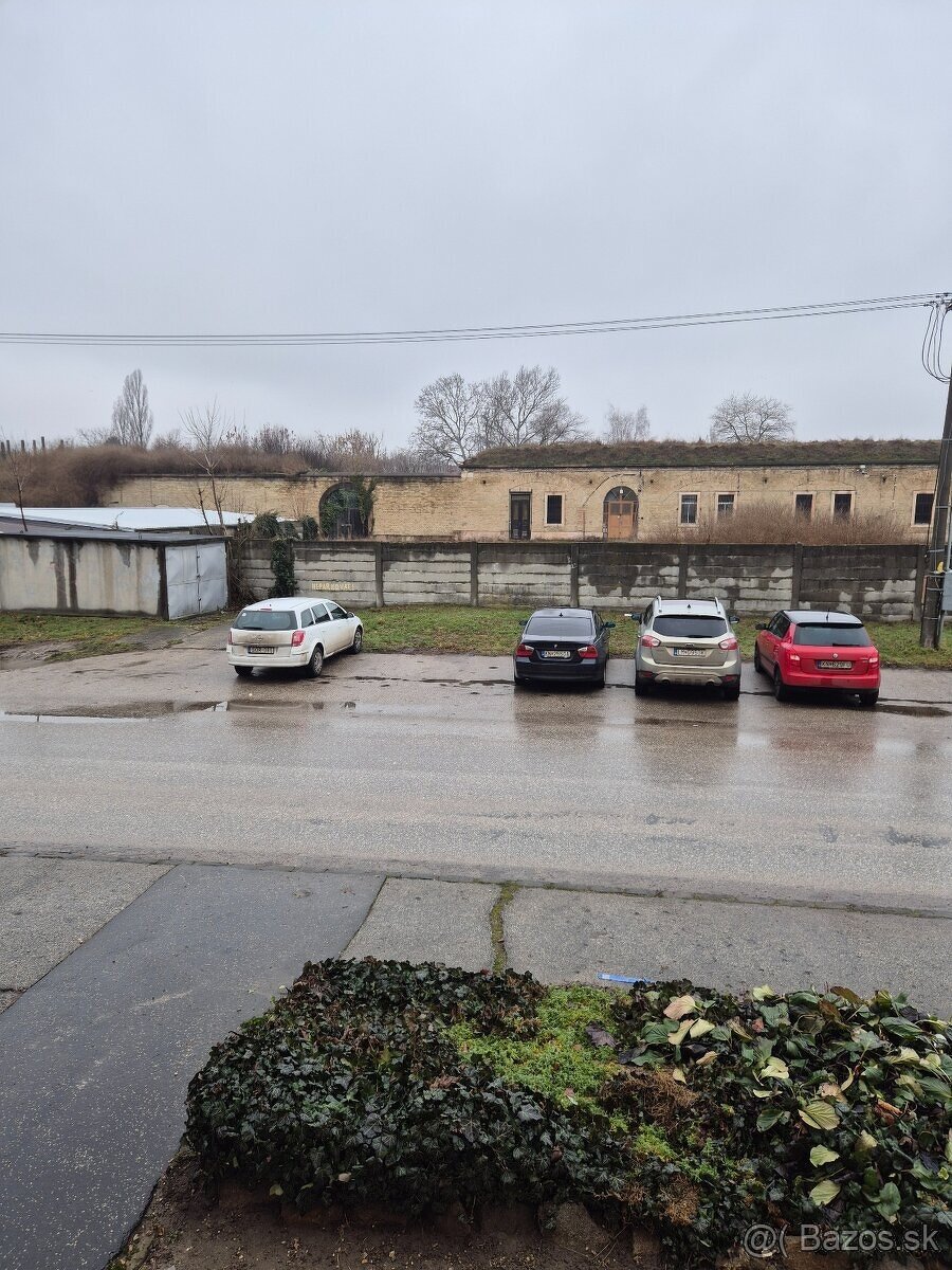 Predám 3 iz. byt na ul. Priateľstva v Komárne - 11