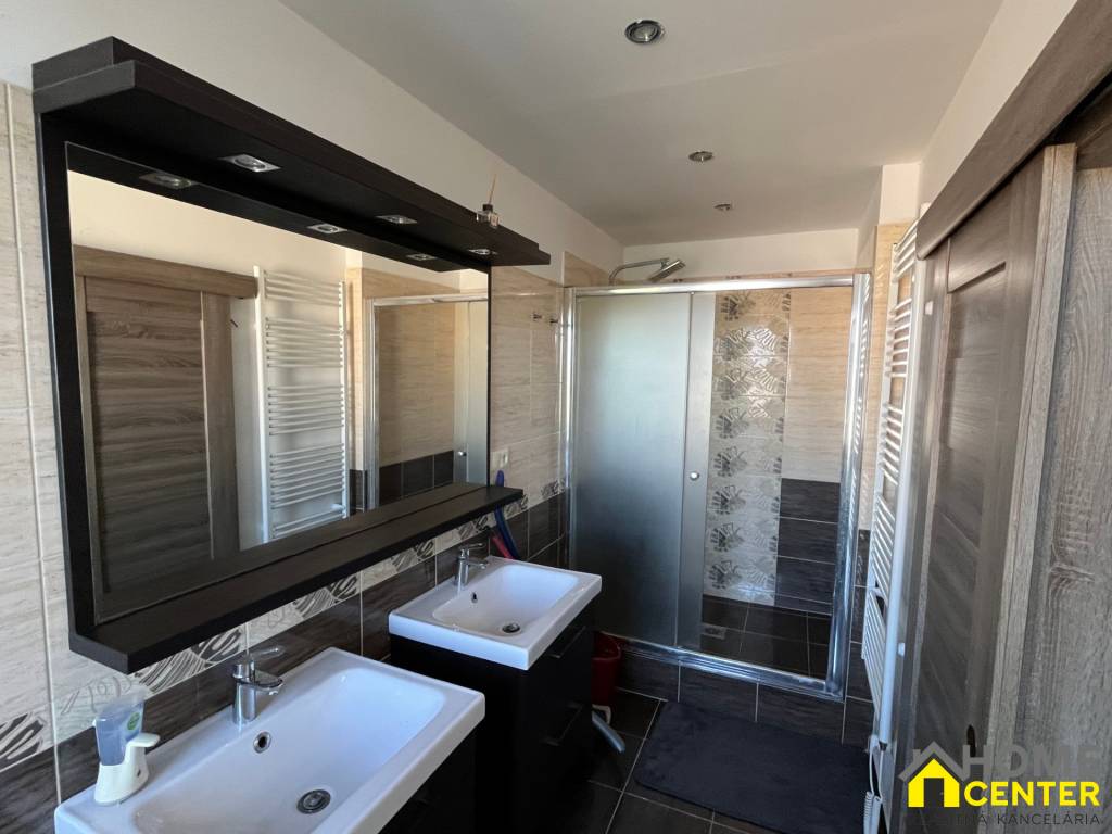 NA PREDAJ krásny nadštandardný 3 izbový byt v Komárne - 11