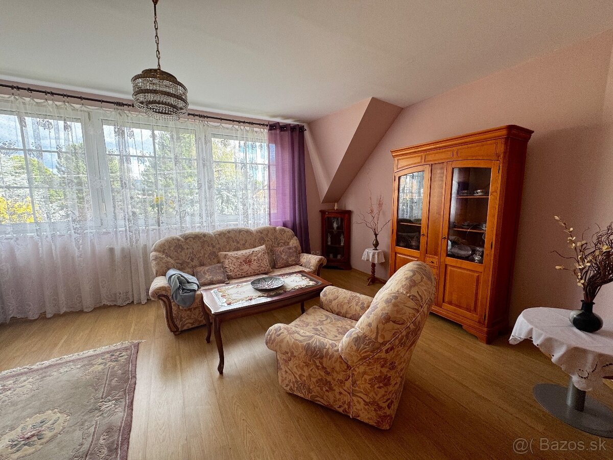 Priestranný rodinný dom s peknou záhradou a dvoj garážou - 11