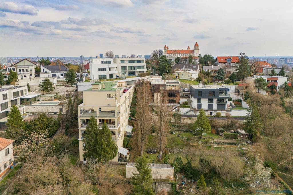 NA PREDAJ veľký 1 izbový byt s impozantnými výhľadmi na hrad - 11