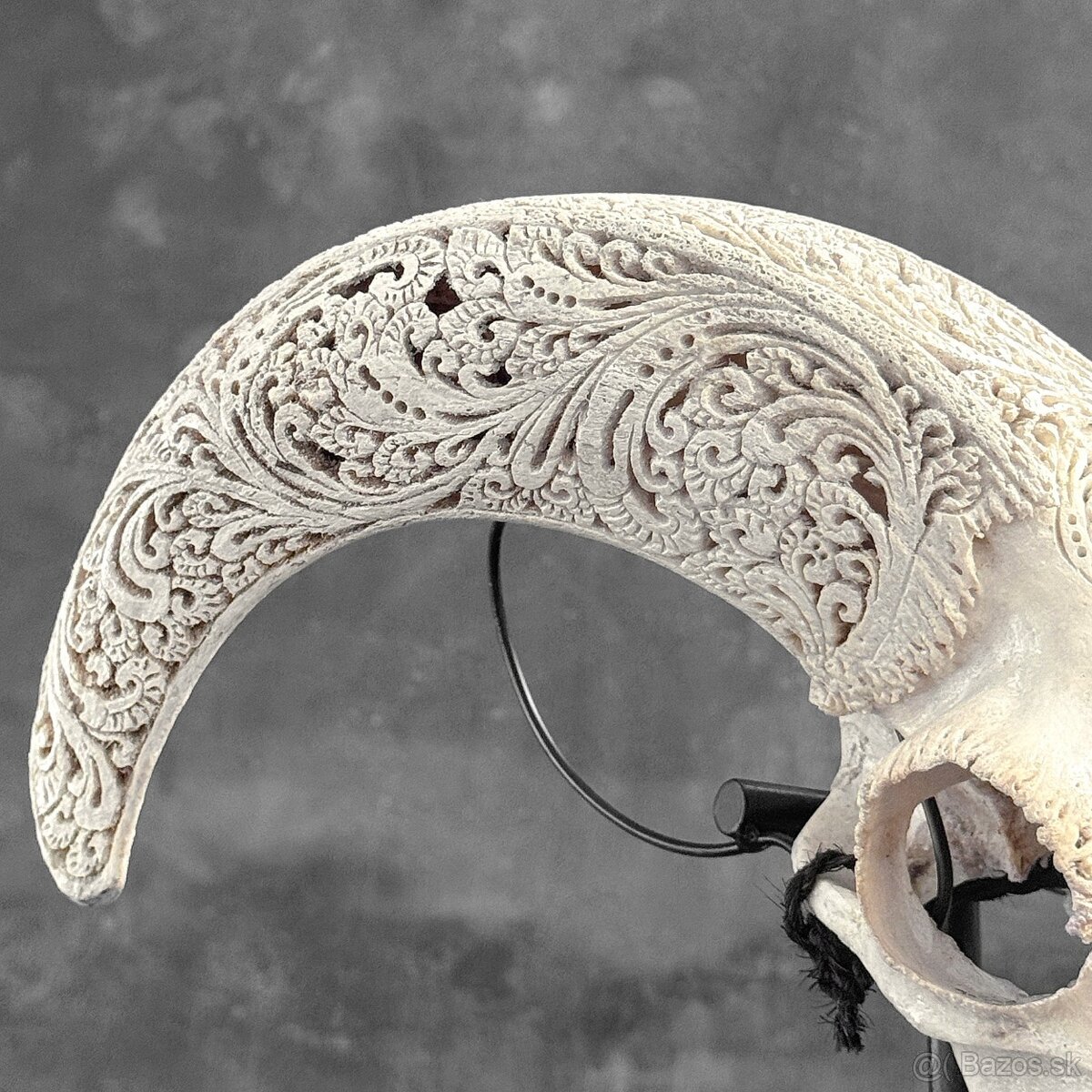 Vyrezávaná lebka barana na kovovom stojane - motív Infinity - 11