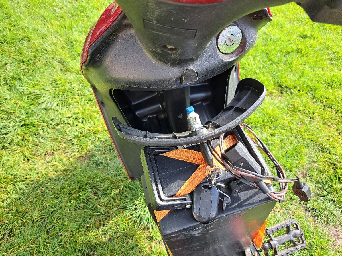 Elektrický skuter z dvoma batériami. - 11