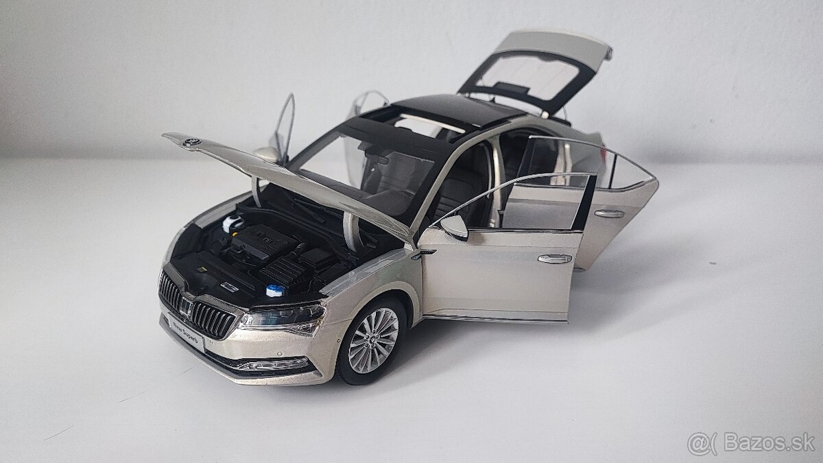 Škoda Superb 1:18 - 11