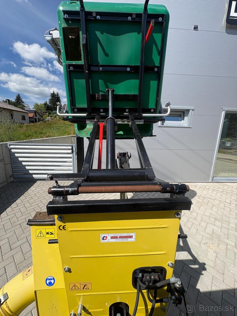 John Deere 1026R - 11