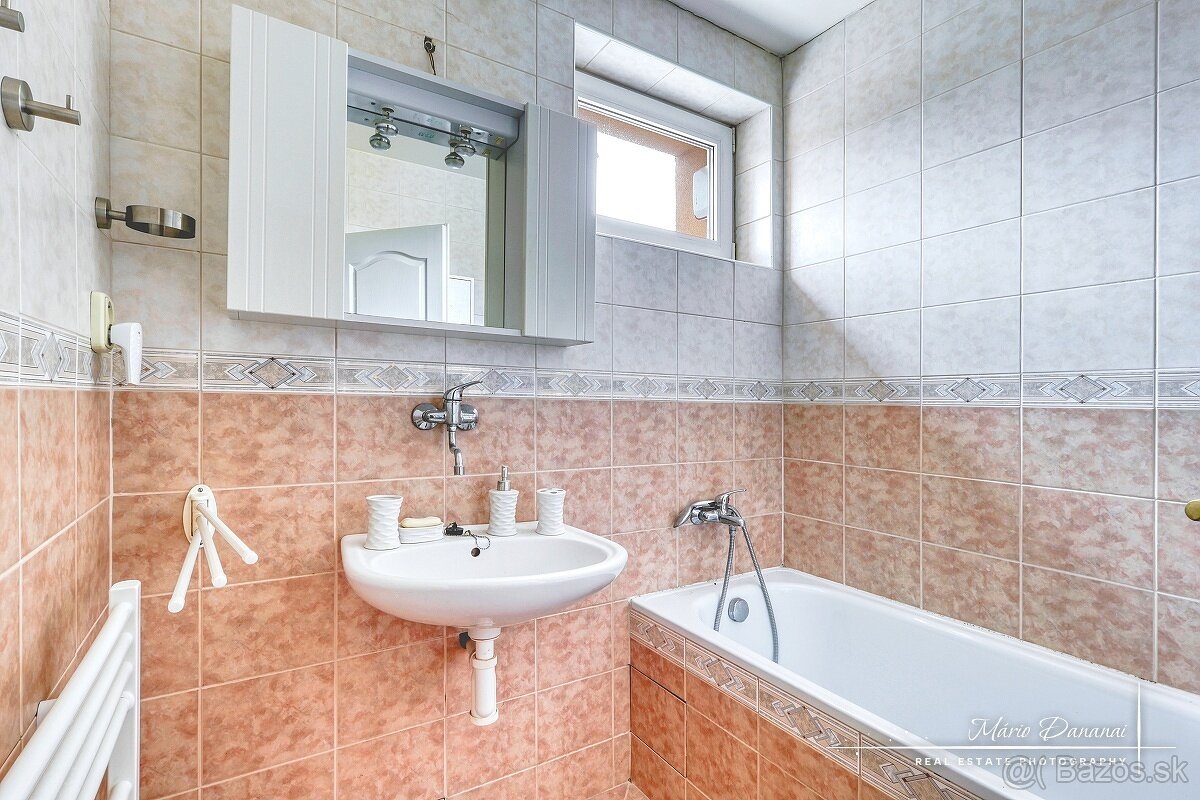 5-izbový rodinný dom s dvomi garážami v obci Špačince - 11