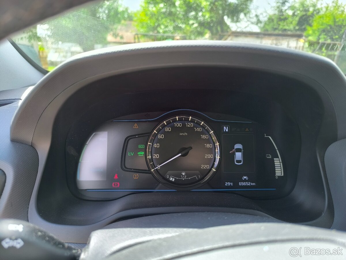 Hyundai IONIQ hybrid - 11