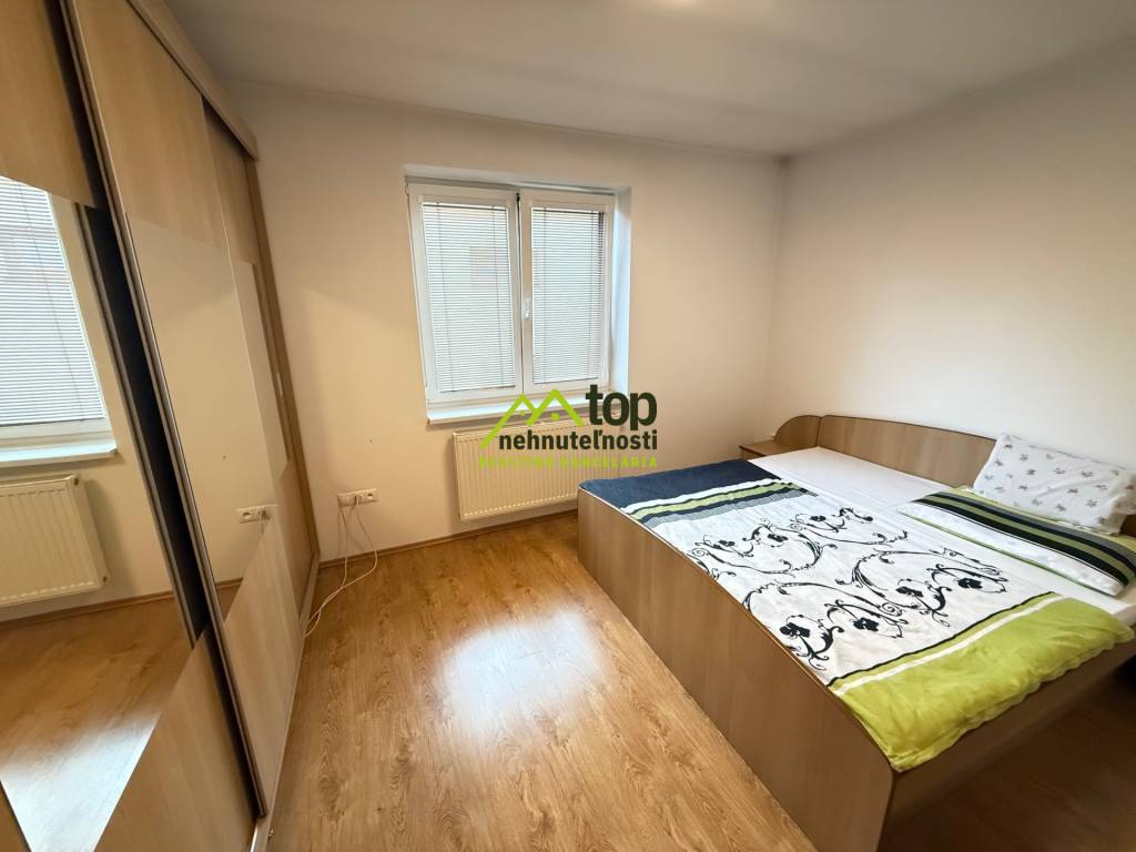 Veľké Zálužie - RD priestranný, zariadený, garáž a pozemok - 11