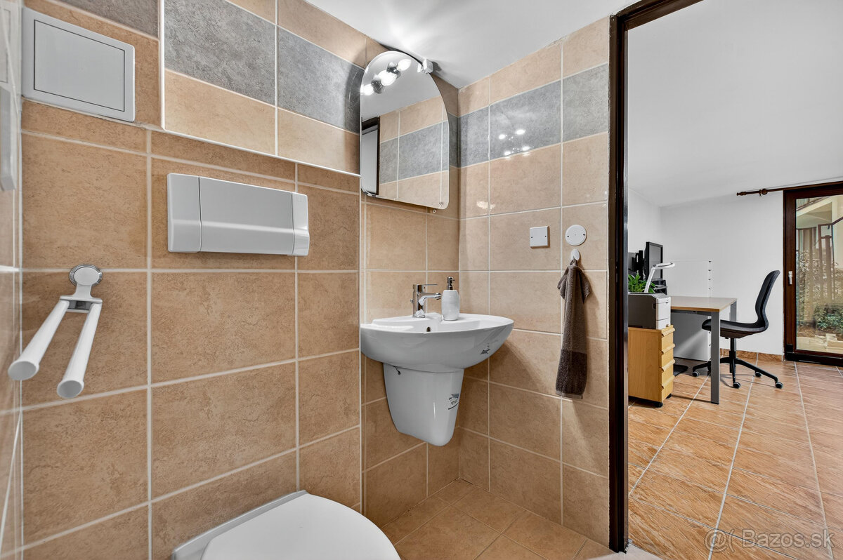 Na predaj - Priestranný 5-izbový rodinný dom s krytým bazén - 11