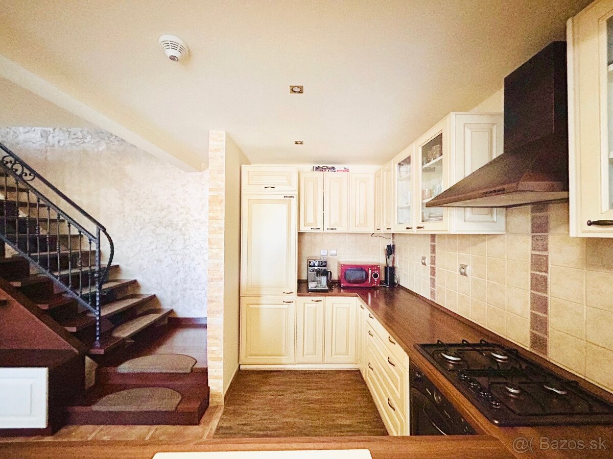 Na predaj impozantná štýlová 5-izbová rodinná vila - 11