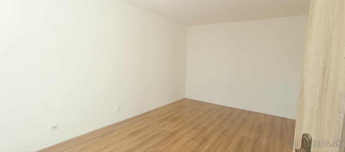 Dvojizbový byt s loggiou v zelenej časti Poltára - 11