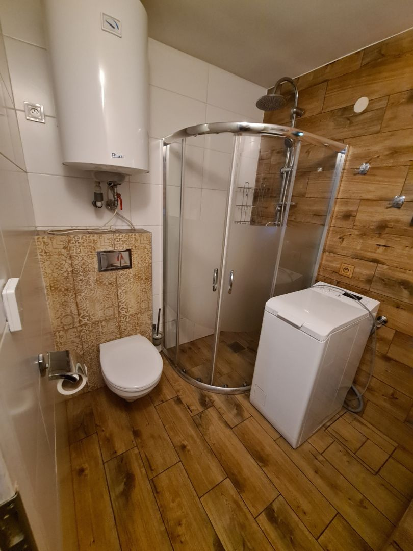 Zaujímavá pekná priestranná murovaná chata v prírode - 11