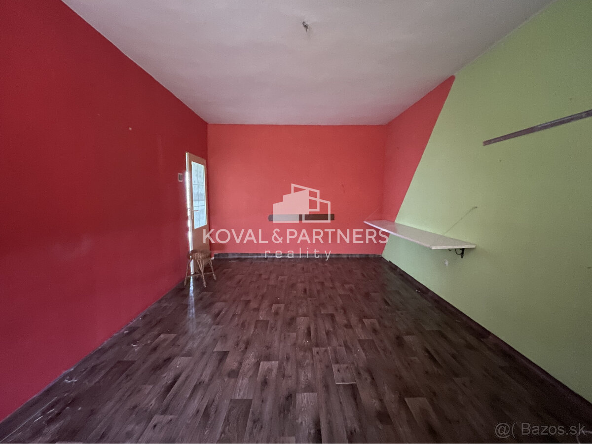 Priestranný poschodový rodinný dom s garážou - Kovarce - 11