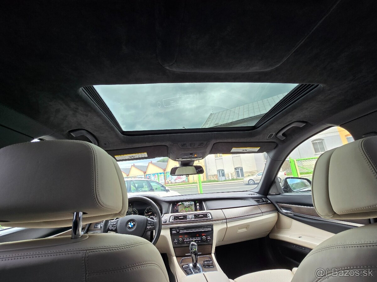 BMW 750i xDrive - 11